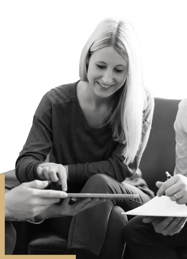 Webdesignerin Kristin Bonefeld aus Paderborn schaut auf eine Webseite, die sich auf einem Tablet befindet