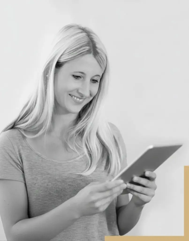 Webdesignerin Kristin Bonefeld schaut auf ein Tablet