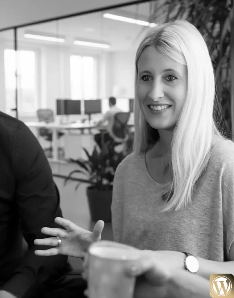 Bürosituation, in der erklärt wird, wie man einen WordPress Website erstellen lassen kann